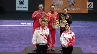 Menko PMK Puan Maharani dan Menpora Imam Nahrawi berfoto bersama Juara wushu dalam Sea Games 2017 di Kuala Lumpur, Malaysia, Selasa (21/8).  Atlet Indonesia, Lindswell Kwok berhasil menjadi juara pertama. (Liputan6.com/Faizal Fanani)