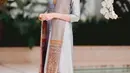 Cinta wastra nusantara, intip gaya Bianca Adinegoro istri eks Mendag Muhammad Lutfi yang kerap tampil stylish kenakan kain hingga kebaya. (Instagram/bianca.alinda).