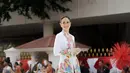 Loemongga Haoemasan, istri Menteri Perindustrian terlihat anggun mengenakan kebaya encim putih dengan motif mix bordir kerancang dan lukis, dipadu kain batik tulis Betawi. [Instagram/roemah_kebaya_vielga]