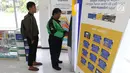 Warga melakukan transaksi pembayaran tilang online melalui atm Bank Mandiri di Jakarta, Kamis (3/1). Bank Mandiri berkerjasama dengan Kejari Jakpus dalam penerimaan pembayaran tilang non tunai atau secara online. (Liputan6.com/Angga Yuniar)