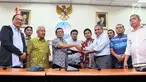 Mantan Komandan Tim Mawar Mayjen Purnawirawan Chairawan (empat kanan) ditemani tim kuasa hukumnya memberi keterangan pers di Jakarta, Selasa (11/6/2019). Chairawan mengadukan Majalah Tempo ke Dewan Pers. (Liputan6.com/JohanTallo)