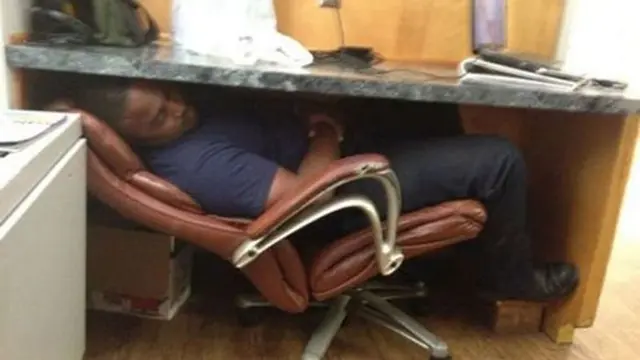 6 Potret Orang Tidur di Sembarang Tempat Ini Bikin Tepuk Jidat