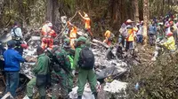 Tim Basarnas dibantu warga mengevakuasi jenazah korban pesawat Trigana Air di Oksob, Pegunungan Bintang, Papua, Selasa (18/8/2015). Pesawat yang membawa 54 penumpang tersebut ditemukan dalam keadaan hancur dan terbakar. (Istimewa)