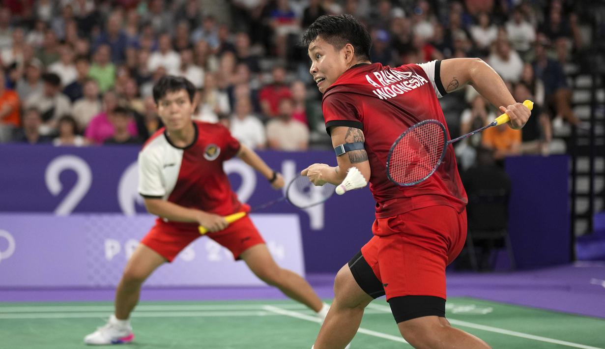 Pebulu tangkis ganda putri Indonesia, Apriyani Rahayu/Siti Fadia Silva Ramadhanti berusaha mengembalikan kok ke arah pasangan Jepang, Mayu Matsumoto/Wakana Nagahara pada laga Grup B bulu tangkis Olimpiade Paris 2024 di Porte de la Chapelle Arena, Paris, Prancis, Sabtu (27/07/2024). (Dok. NOC Indonesia/Naif Muhammad Al’as)