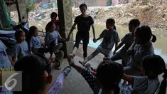 Sejumlah anak berlatih balet di Bantaran Kali Ciliwung, , Jakarta, Sabtu (29/8/2015). Kedubes Australia bekerja sama dengan Yayasan Bina Ballet Indonesia menyelenggarakan menari Balet untuk anak-anak di Ciliwung. (Liputan6.com/Faizal Fanani)