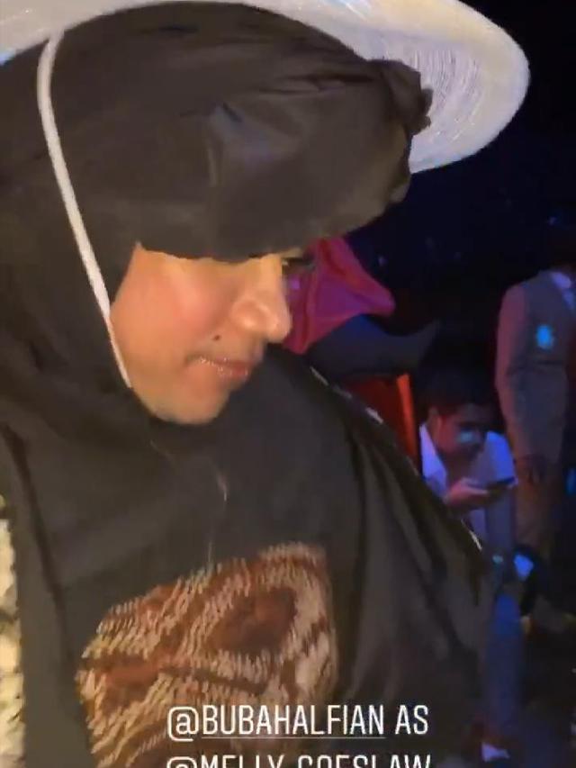 Bubah Alfian Berdandan Ala Melly Goeslaw