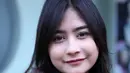 "Hari ini latihan untuk SCTV, aku nyanyi sama Tante Paramitha Rusadi, nyanyi bareng sama senior uh kebanggaan bangat," ucap Prilly usai latihan vokal. (Nurwahyunan/Bintang.com)