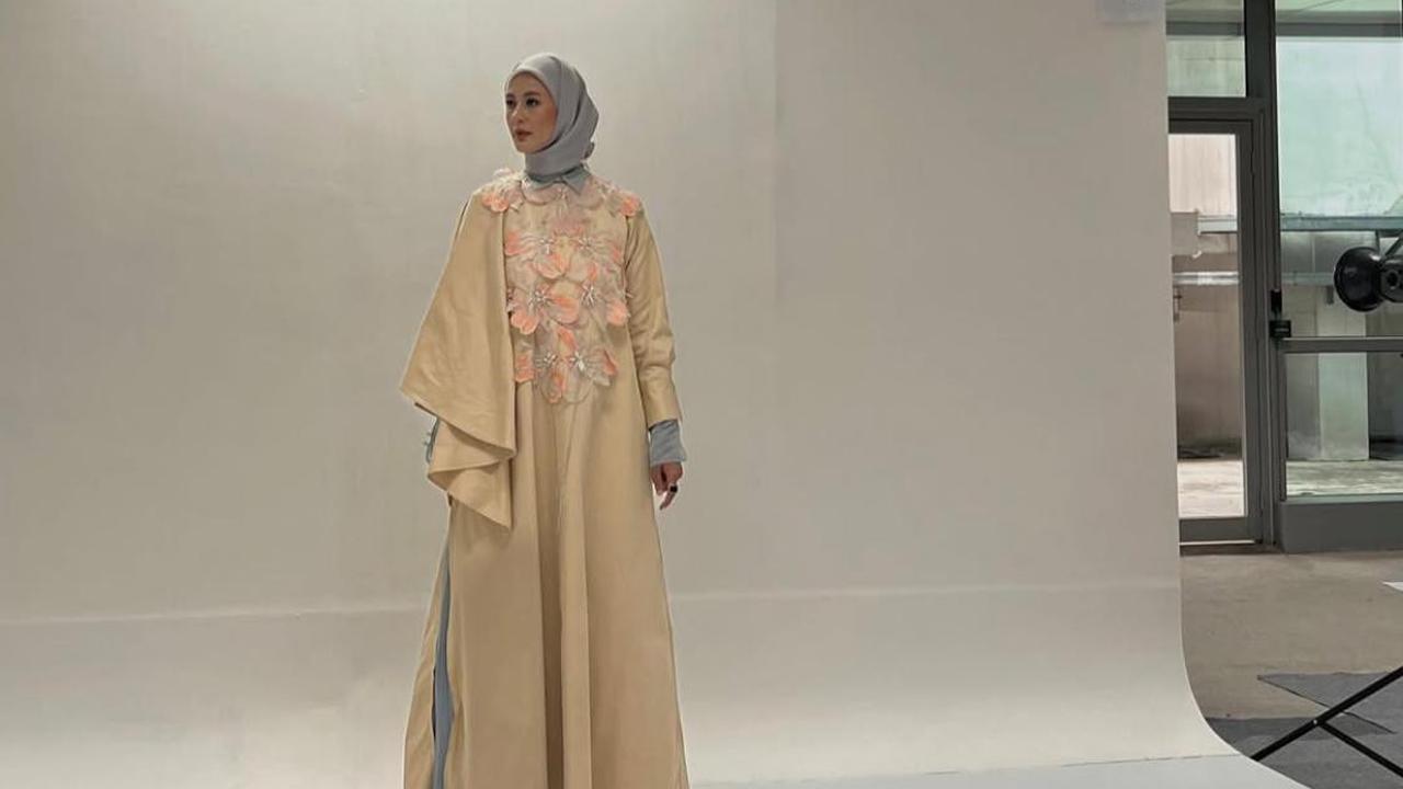 Dari Street Style ke Look Formal, Ini Inspirasi Hijab Paula Verhoeven yang Memikat