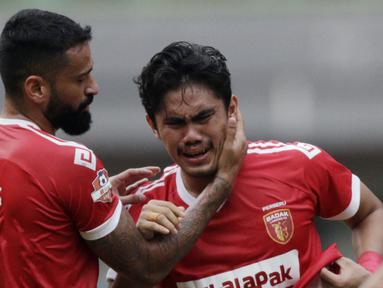 Bek Perseru Badak Lampung FC, Jujun Saefuloh, menangis usai berhasil mengalahkan Bhayangkara FC pada laga Liga 1 2019 di Stadion Patriot, Bekasi, Jumat (16/8). Bhayangkara FC takluk 0-1 dari Badak Lampung FC. (Bola.com/M Iqbal Ichsan)