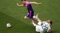 Winger Jerman Florian Wirtz mencoba untuk lepas dari hadangan pemain Hungaria Roland Salai pada laga grup A Euro 2024 (AP)