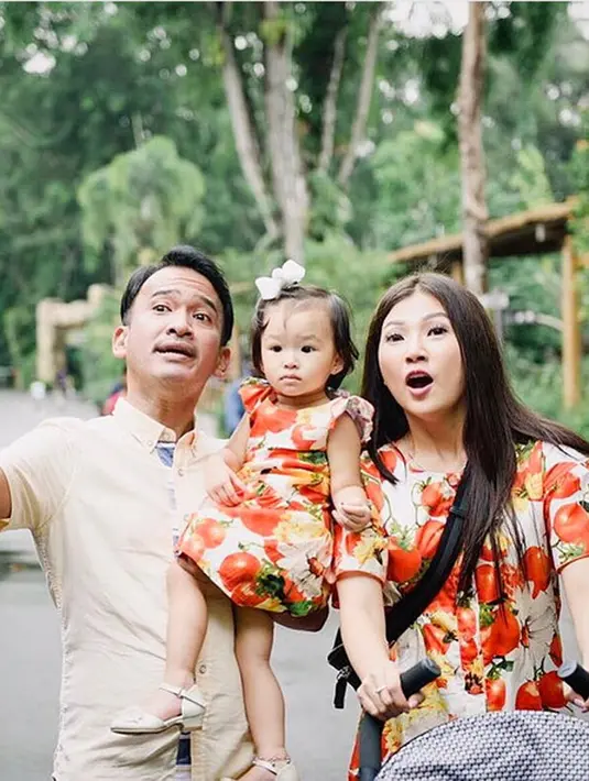 Sebelum memulai bisnis ayam, ayah satu anak dan istrinya itu  telah menjalankan usaha kue, yang membutuhkan banyak telor. Ingin menolong tukang ayam tersebut, hingga akhirnya memutuskan bisnis dengan bahan dasar ayam. (Instagram/ruben_onsu)