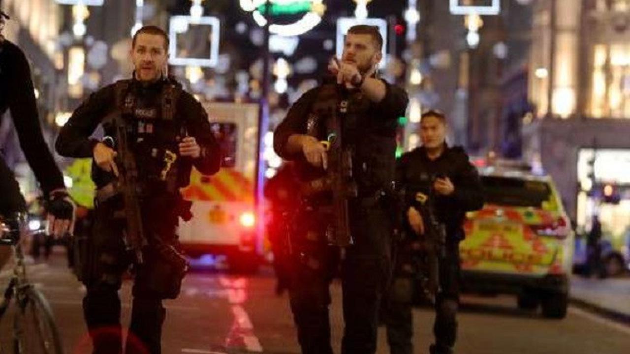 Sejumlah warga terpasksa dilarikan ke rumah sakit akibat mengalami luka-luka pasca kekacauan yang terjadi di Oxford Station (AFP)