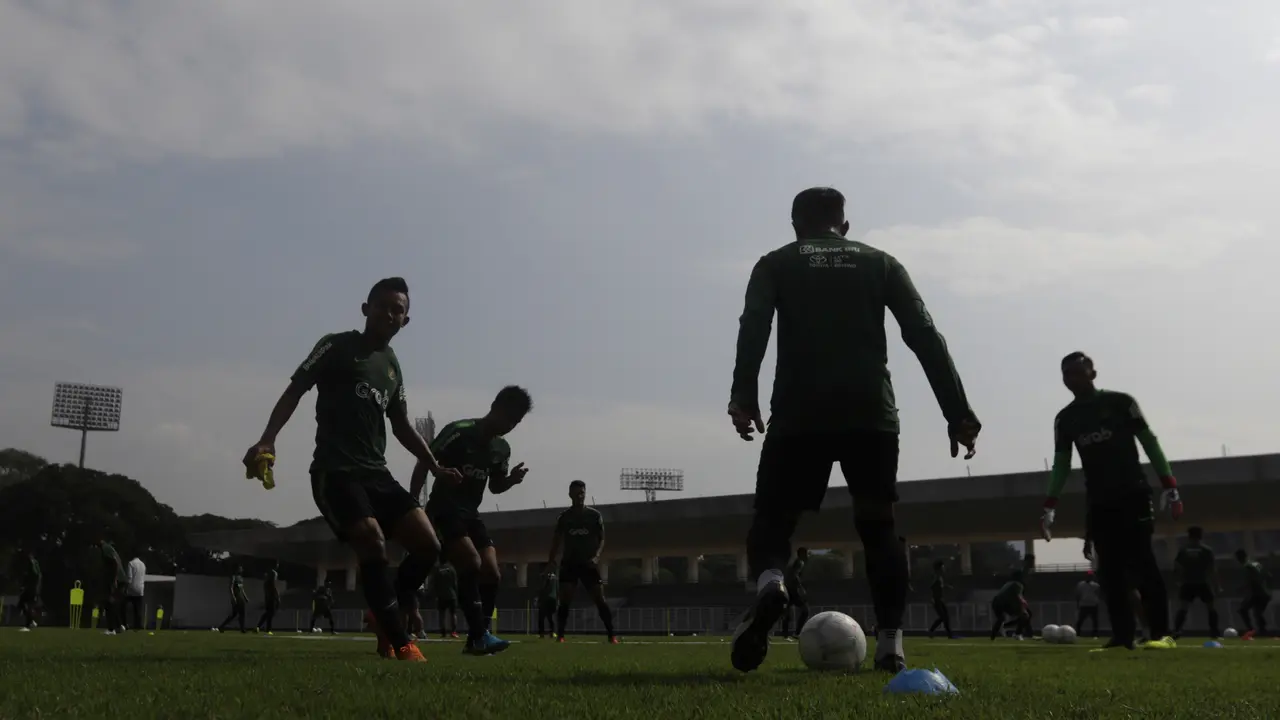Siluet para pemain Timnas Indonesia U-22. (Bola.com/Vitalis Yogi Trisna)