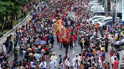 Atraksi liong menembus kerumunan warga di Jalan Gajah Mada, Jakarta, Minggu (4/3). Beragam atraksi budaya yang ada di Indonesia ditampilkan dalam karnaval perayaan Cap Go Meh 2018 di kawasan Glodok Jakarta. (Liputan6.com/Helmi Fithriansyah)
