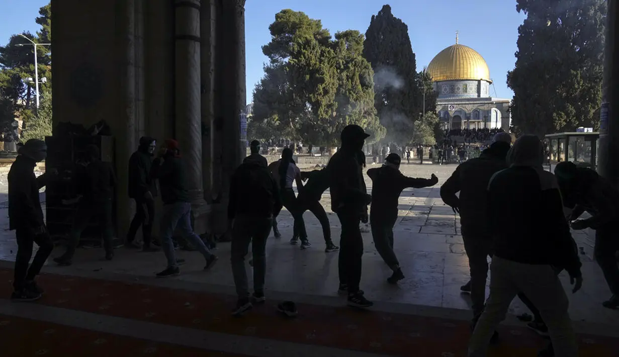 Warga Palestina bentrok dengan pasukan keamanan Israel di Kompleks Masjid Al Aqsa, Kota Tua Yerusalem, 15 April 2022. (AP Photo/Mahmoud Illean)