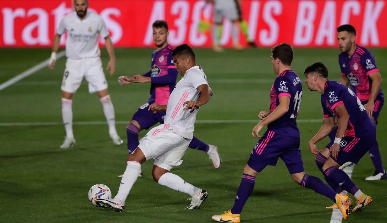 Gelandang Real Madrid, Casemiro menggiring bola dibayangi pemain Valladolid pada lanjutan La Liga Spanyol di stadion Alfredo, Rau (30/9/2020). Real Madrid menekuk Real Valladolid denga skor 1-0. (AP Photo/Manu Fernandez)