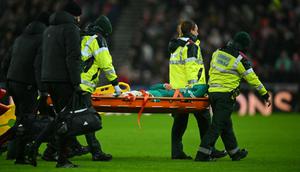 Gelandang Liverpool asal Jepang bernomor punggung 03, Wataru Endo, dibawa keluar lapangan dengan tandu selama pertandingan Liga Inggris antara Sunderland dan Liverpool di Stadion of Light di Sunderland, timur laut Inggris, Kamis (12-2-2026) dini hari WIB. (ANDY BUCHANAN/AFP)