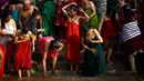 Para umat menggelar ritual mandi suci di sungai di Matathirtha, Kathmandu, Nepal, 6 Mei 2016. (REUTERS / Navesh Chitrakar)