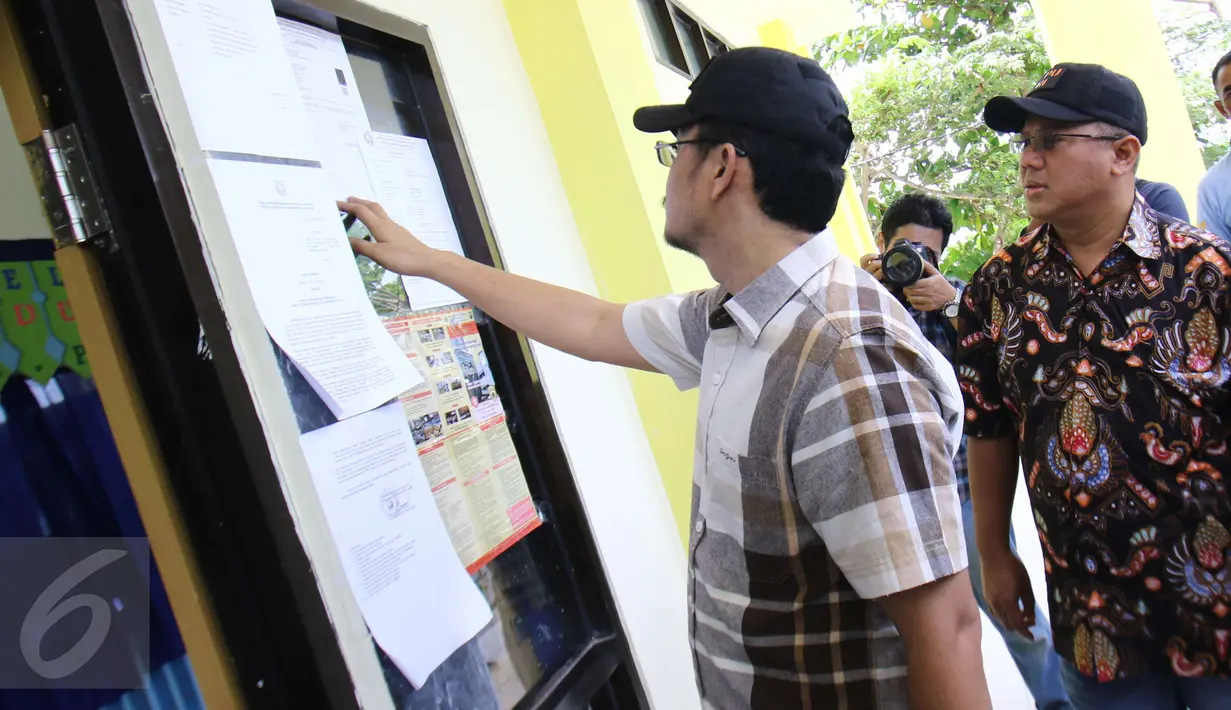 Komisioner Komisi Pemilihan Umum (KPU), Arief Budiman (kanan) dan Komisioner KPU RI Ferry Kurnia Rizkiyansyah mengecek Data Pemilih Tetap di Pulau Panggang, kepulauan Seribu, Jakarta, Sabtu (4/2). (Liputan6.com/Helmi Afandi)