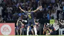 Pemain Real Madrid, Jude Bellingham, melakukan selebrasi setelah mencetak gol ke gawang Celta Vigo pada laga Liga Spanyol di Stadion The Balaidos, Sabtu (26/8/2023). Madrid menang dengan skor tipis 1-0. (AP Photo/Lalo R. Villar)