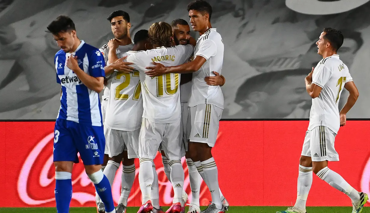 Pemain depan Real Madrid, Karim Benzema (tengah) bersama rekan setimnya merayakan gol ke gawang Alaves pada lanjutan Liga Spanyol di stadion Alfredo di Stefano, Sabtu (11/7/2020). Real Madrid menang 2-0 lewat gol Karim Benzema dan Marco Asensio. (GABRIEL BOUYS/AFP)