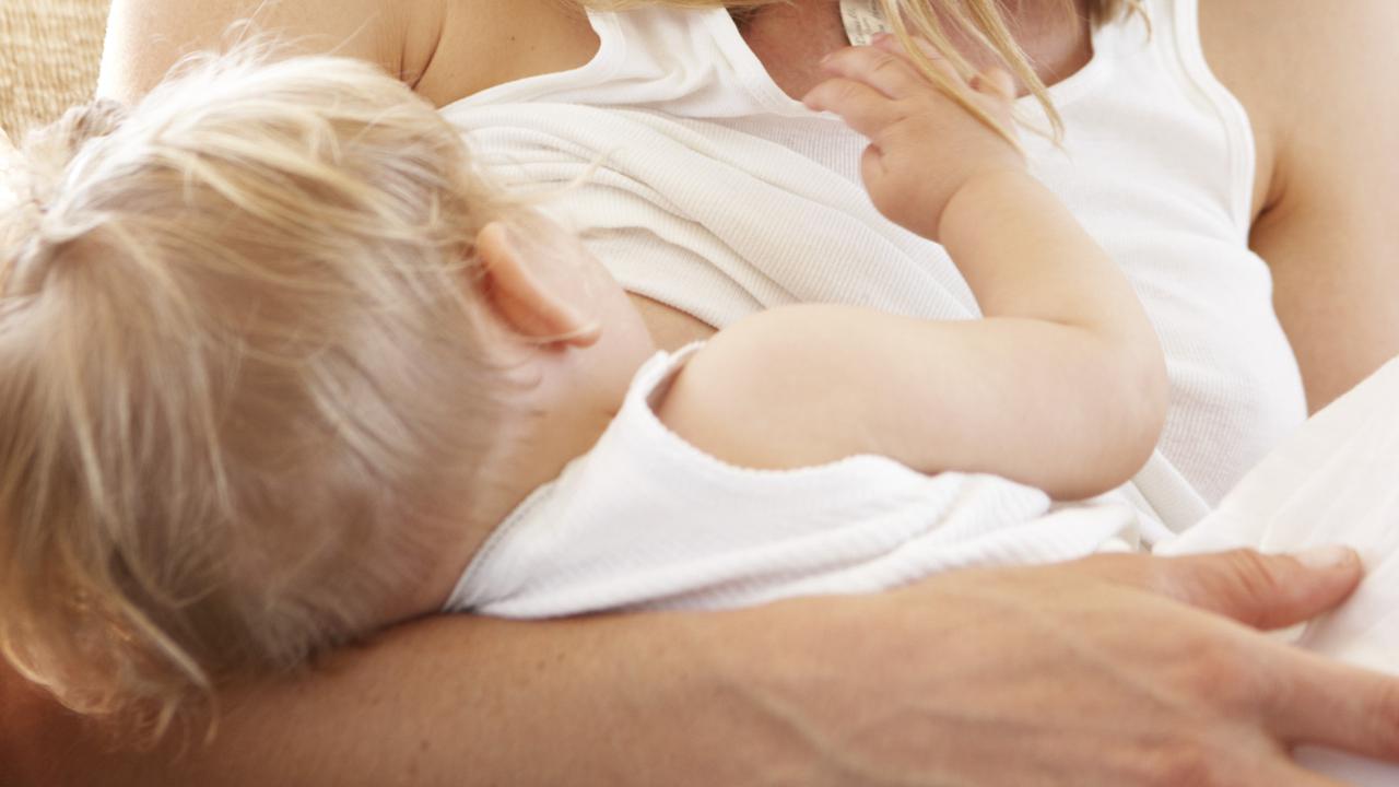 Wanita Ini Masih Menyusui Anaknya yang Berusia 6 Tahun