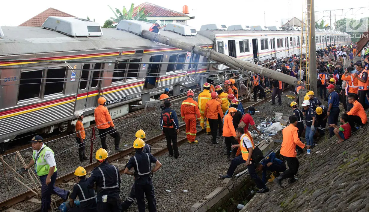 Petugas mengevakuasi gerbong KRL yang anjlok di Kebon Pedes, Bogor, Jawa Barat, Minggu (10/3). Belum diketahui penyebab pasti anjloknya kereta. (Liputan6.com/Immanuel Antonius)