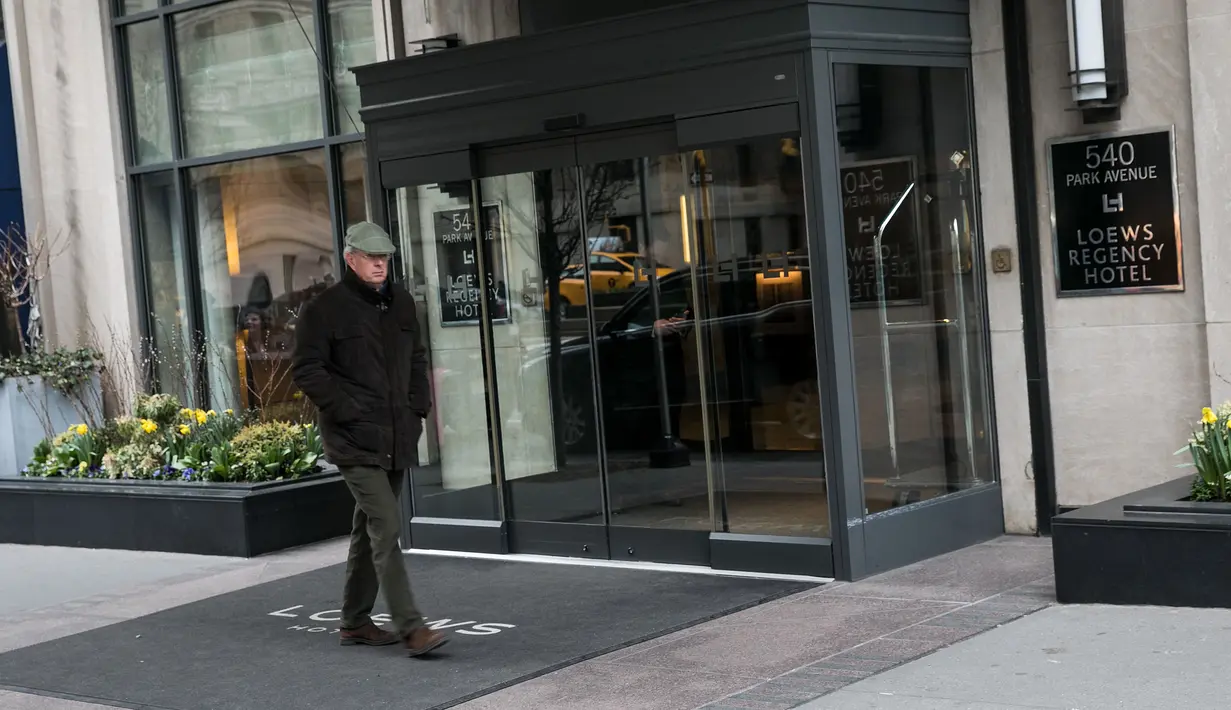 Hotel Loews Regency, di mana  FBI menggeledah kantor  pengacara pribadi Donald Trump, Michael Cohen di Manhattan, New York City, Senin (9/4). FBI menyita catatan bisnis termasuk rincian pembayaran untuk bintang porno Stormy Daniels. (Drew Angerer/AFP)
