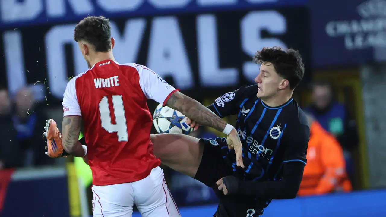 Pemain Arsenal, Ben White (kiri), berebut bola dengan pemain Club Brugge, Christos Tzolis