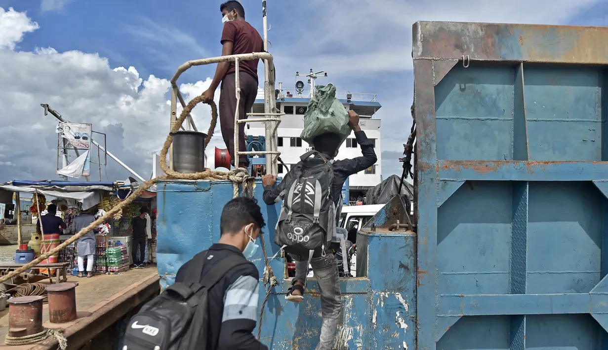 Orang-orang menaiki feri menuju kota asal mereka setelah pelonggaran lockdown nasional COVID-19 di Sreenagar, Selasa (13/7/2021). Pemerintah Bangladesh melonggarkan lockdown yang sedang berlangsung selama seminggu mulai 15 hingga 22 Juli untuk perayaan Idul Adha. (Munir Uz zaman/AFP)