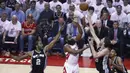 Pebasket San Antonio Spurs, Kawhi Leonard dan Pau Gasol, berebut bola dengan pebasket Houston Rockets, James Harden pada laga Gim 3 semifinal Wilayah Barat di Toyota Center, Jumat (5/5/2017). San Antonio Spurs menang 103-92. (EPA/Larry W. Smith)