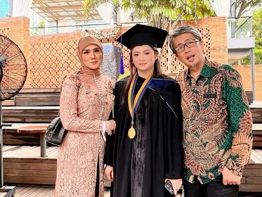 Hadiri momen wisuda putrinya, Mulan Jameela pun mengucapkan syukur atas kelulusan putrinya di jenjang S1. Diketahui bahwa Tiarani Savitri mengambil program S1 Event Management dan meraih gelar Sarjana Pariwisata.  (Liputan6.com/IG/@mulanjameela1)