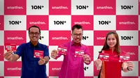 Deputy CEO Smartfren Djoko Tata Ibrahim (berbaju merah muda) meluncurkan kartu perdana 1ON+ varian Rp 40 ribu dan Rp 60 ribu (Foto: Smartfren)