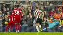 Kiper Newcastle United, Martin Dubravka (kanan) gagal menghalau tendangan penalti dari pemain Liverpoo, Mohamed Salah pada laga lanjutan Liga Inggris 2023/2024 di Anfield, Liverpool, Inggris, Selasa (02/01/2024) dini hari WIB. (AP Photo/Jon Super)