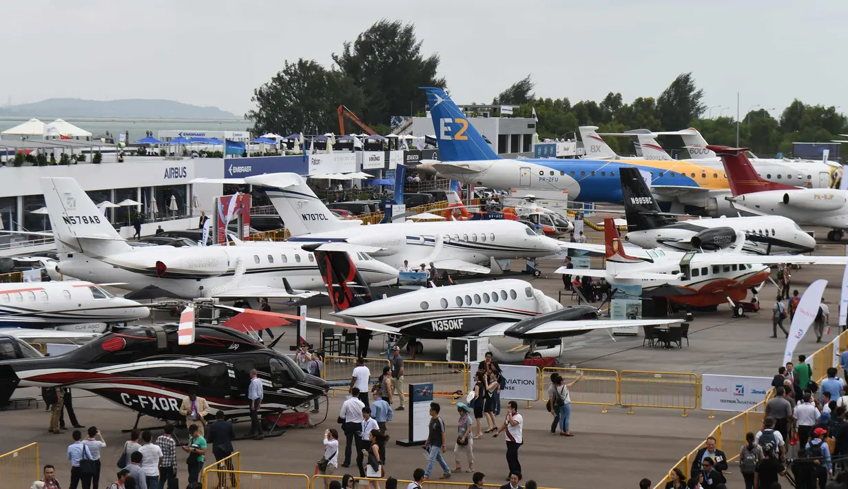Suasana pameran Singapore Airshow 2018 di Changi, Singapura, (7/2). Singapore Airshow 2018 diadakan pada tanggal 6-11 Februari 2018. (AFP Photo/Roslan Rahman)