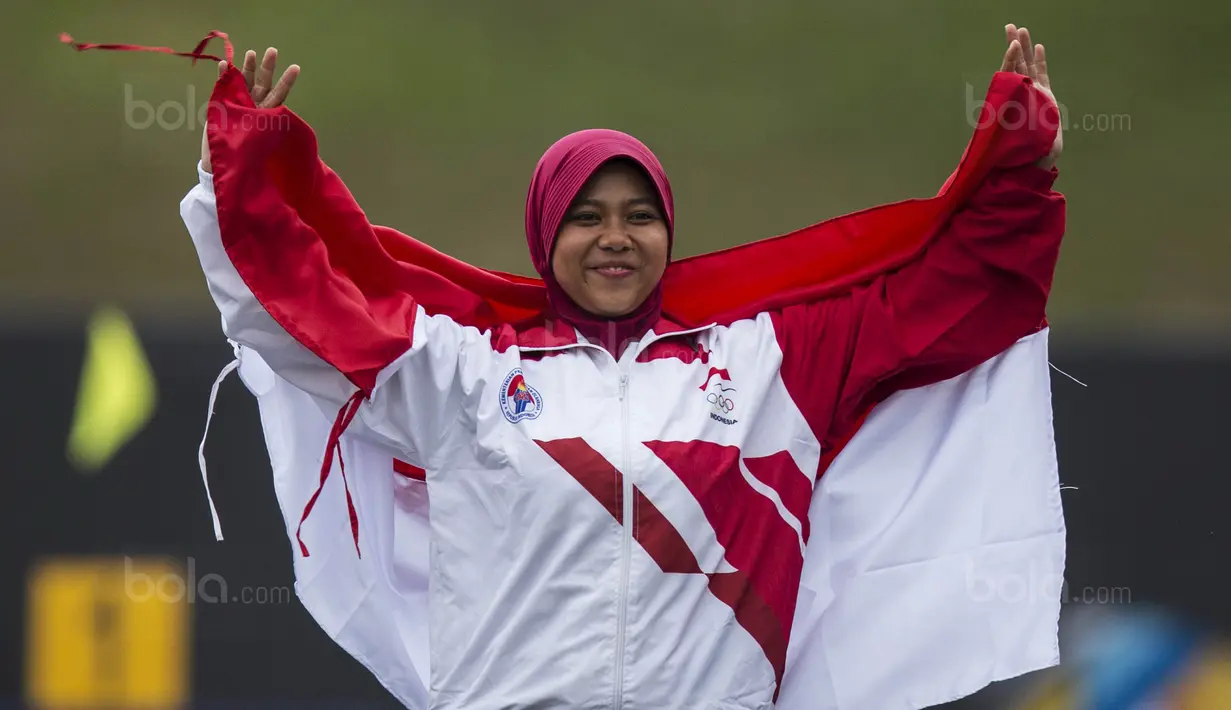 Pepanah putri Indonesia, Sri Ranti, merayakan kemenangan pada SEA Games cabang panahan nomor compound di National Sports Council, Kuala Lumpur, Rabu (16/8/2017). Dirinya meraih emas pertama untuk Indonesia. (Bola.com/Vitalis Yogi Trisna)