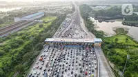 PT Jasamarga Transjawa Tol mencatat sebanyak 168.443 kendaraan meninggalkan Jakarta melalui Gerbang Tol (GT) Cikampek Utama pada 15-17 April 2023 atau beberapa hari menjelang Idul Fitri 1444 H. (Liputan6.com/Angga Yuniar)
