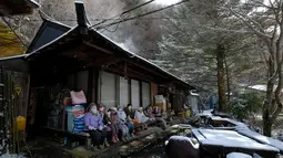 Sejumlah boneka terlihat di sebuah teras rumah di desa kecil Nagoro, Jepang, 16 Maret 2019. Boneka-boneka tersebut dibuat oleh Tsukimi Ayano karena merasa kesepian setelah banyak tetangganya yang pergi meninggalkan desa. (KAZUHIRO NOGI/AFP)