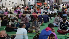 Para buruh migran menunggu untuk menaiki kereta khusus menuju rumah mereka saat masa karantina wilayah (lockdown) nasional diterapkan demi mencegah penyebaran COVID-19 di Jalandhar, Negara Bagian Punjab, India utara, (5//5/2020). (Xinhua/Stringer)