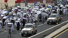 Kendaraan polisi melintas dekati ribuan umat muslim di salah satu jalan di Mina, Arab Saudi, Kamis (24/9/2015). Sekitar 310 jemaah wafat akibat berdesak-desakan saat prosesi lempar jumrah di Mina. (REUTERS/Ahmad Masood)