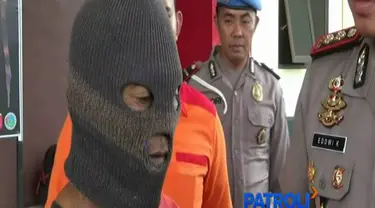 Korban menggunakan cangkul, sementara pelaku menggunakan sebiah arit. Senjata itulah yang membuat korban mengalami luka serius di bagian kepala.