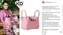 Sebagai perempuan, KD juga hobi mengoleksi barang-barang yang bentuknya unik. Seperti tas berwarna pink ini misalnya, lagi-lagi bermerek Hermes ini bernilai Rp 110.847.000. Luar biasa kan? (Instagram/krisdayanti_style)