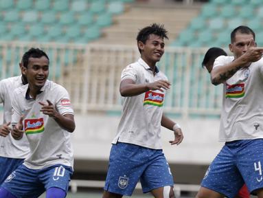 Bek PSIS Semarang, Wallace Costa, melakukan selebrasi usai mencetak gol ke gawang Tira Persikabo pada laga Shopee Liga 1 di Stadion Pakansari, Bogor, Jumat (22/11). PSIS menang 2-1 atas Tira Persikabo. (Bola.com/Yoppy Renato)