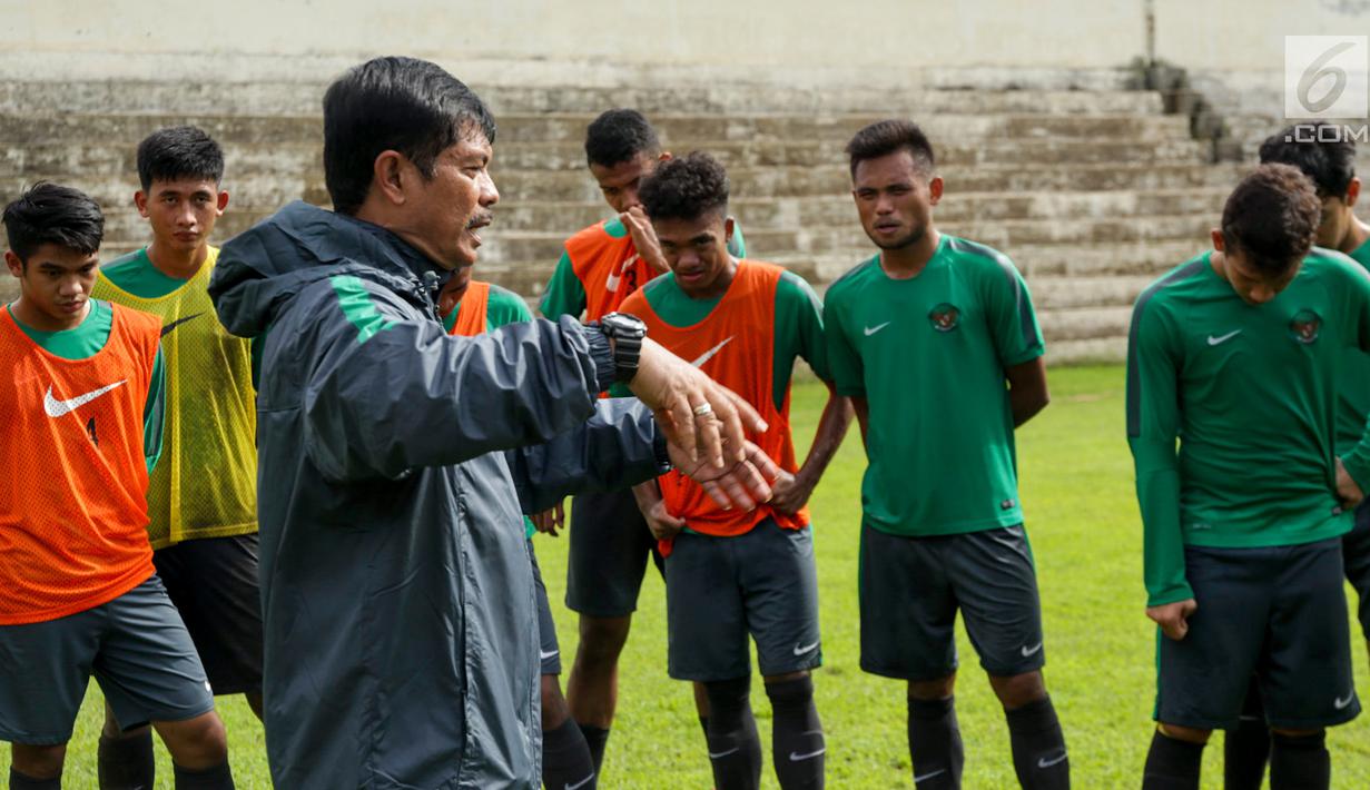 Pelatih Timnas Indonesia U-19 Indra Sjafri memberi arahan kepada pemainnya saat sesi latihan di Stadion Padonmar, Yangon, Jumat (9/9). (Liputan6.com/Yoppy Renato)
