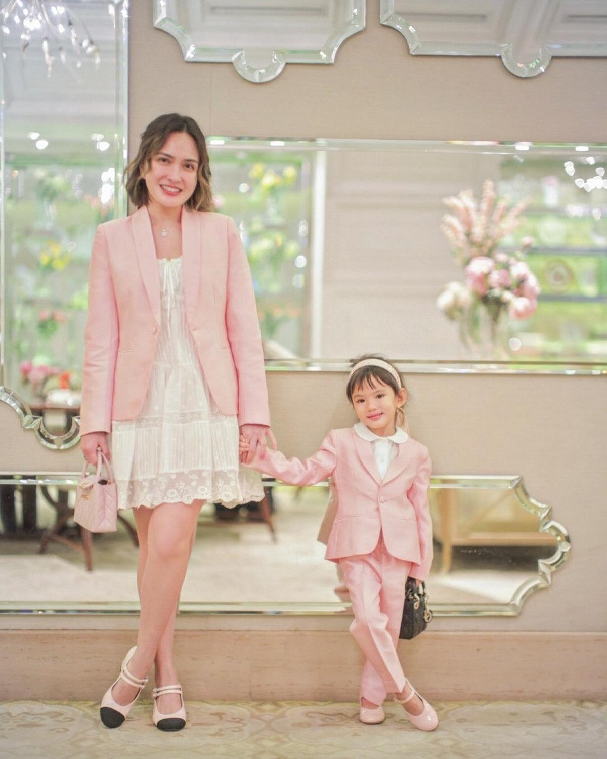 7 Potret Shandy Aulia Photoshoot Bareng Anak, Kompak Pakai Baju Pink dan Berpose Centil