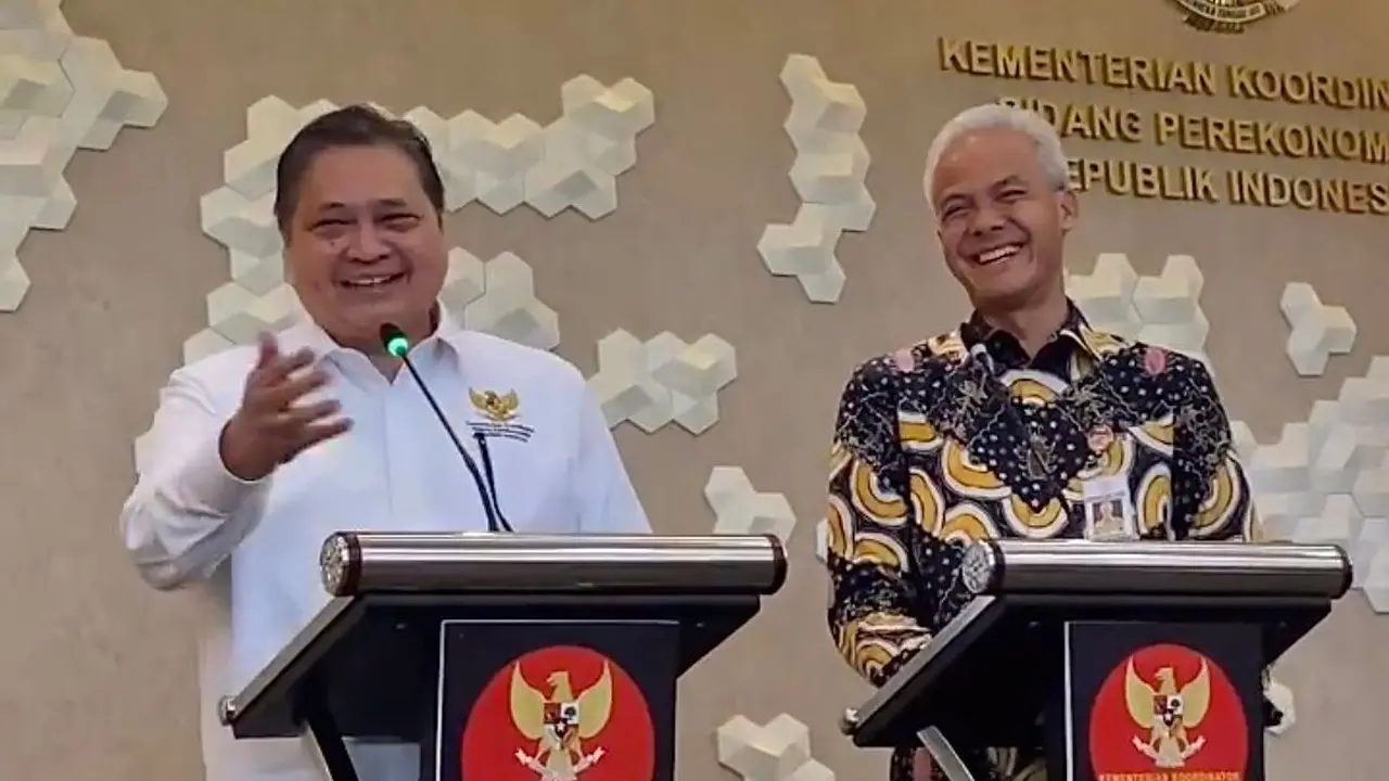 Menteri Koordinator bidang Perekonomian Airlangga Hartarto dalam konferensi Pers terkait program Proyek Strategis Nasional (PSN) di Provinsi Jawa Tengah, di kantor Kemenko Perekonomian Jakarta, Senin (17/7/2023).