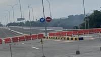 Sejumlah warga kecewa lantaran Tol Sukabumi yakni ruas Cigombong-Cibadak yang baru diresmikan Presiden Jokowi belum bisa digunakan pada akhir pekan ini. Ruas baru Tol Sukabumi itu baru bisa difungsikan mulai Senin, 7 Agustus 2023. (Liputan6.com/Muhammad Radityo Priyasmoro)