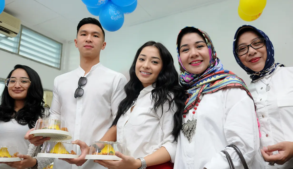 "Bukan. Karena nggak ada yang harus berbagi juga sih. Karena emang kayak anak muda lagi in relationship aja, belum ada yang something special. Masih seperti ini, let it flow," kata Nikita Willy. (Daniel Kampua/Bintang.com)