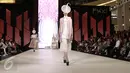 Model berjalan di catwalk saat memperagakan busana rancangan Denny Wirawan dalam acara Senayan City Fashion Nation ke-11, Jakarta, Jumat (7/4). (Liputan6.com/Herman Zakharia)