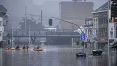 Warga menggunakan rakit karet di tengah banjir setelah Sungai Meuse jebol saat banjir besar di Liege, Belgia, Kamis (15/7/2021). Curah hujan yang tinggi menyebabkan banjir di beberapa provinsi di Belgia dengan hujan diperkirakan berlangsung hingga Jumat. (AP Photo/Valentin Bianchi)